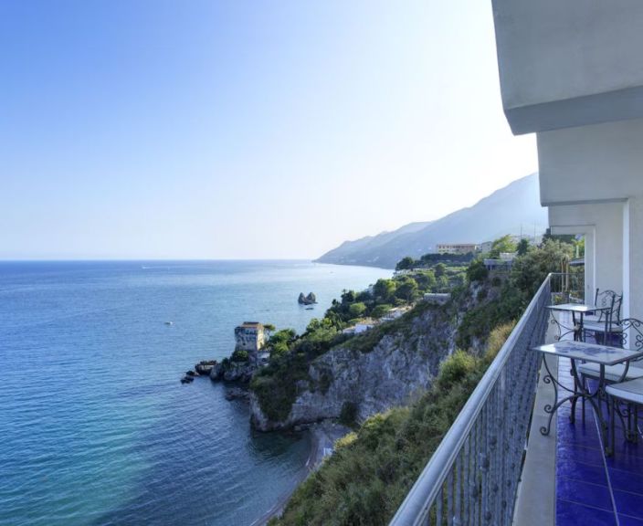 Saulės kupinos atostogos Amalfio pakrantėje, 4* LLOYD’S BAIA HOTEL viešbutyje!
