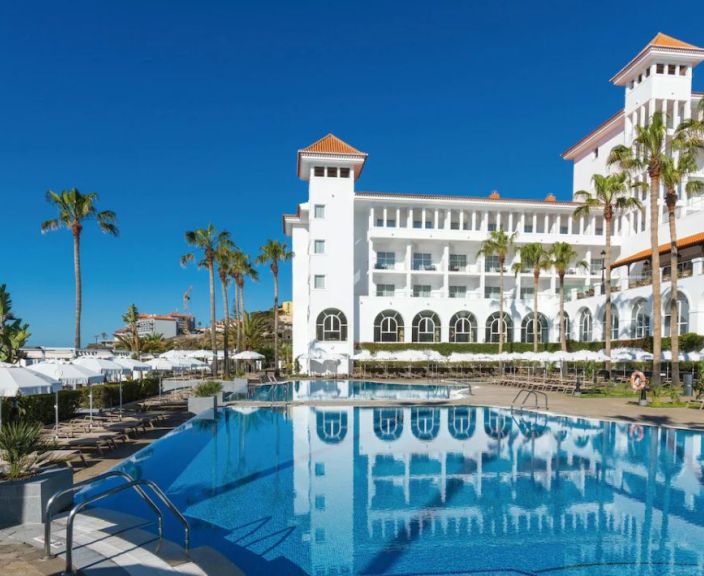 Mėgaukitės kvapą gniaužiančia Madeira ir ilsėkitės 4* RIU MADEIRA viešbutyje!