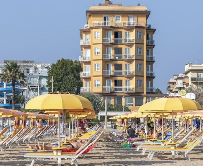 Ilsėkitės Italijos pajūryje, 3* HOTEL CARLTON viešbutyje!