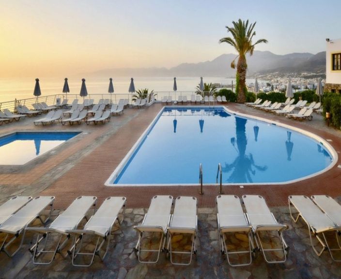 Mėgaukitės nesibaigiančiomis saulės voniomis Kretoje, 4* HERSONISSOS VILLAGE HOTEL & BUNGALOWS!