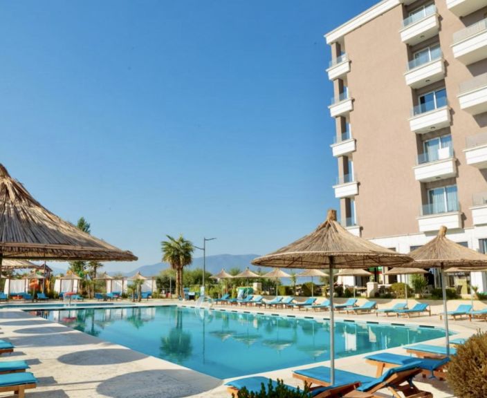 Lepinkitės saule ant jūros kranto įsikūrusiame 4* KRAAL HOTEL Albanijoje!