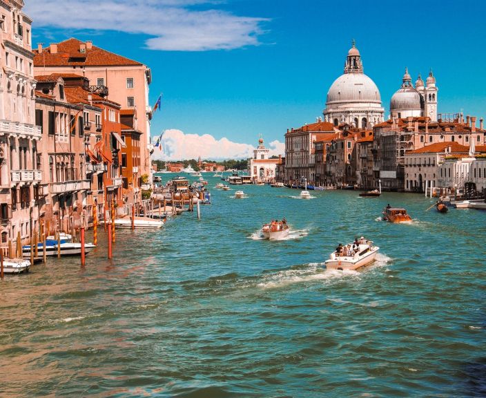 Ypatingomis gondolomis, išsiraizgiusiais kanalais sužavinti Venecija!