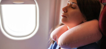 Miegas lėtuve: kaip gerai pailsėti skrydžio metu ir įveikti laiko skirtumą? 💤