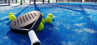 Vis dar augantis padelio populiarumas: viešbučių su padelio kortais privalumai 🎾