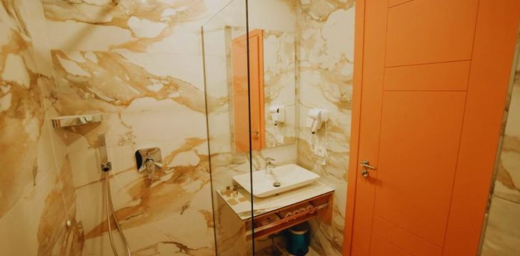 rinkitės viešbutį HOTEL MARTINESS kelionei į Albanija