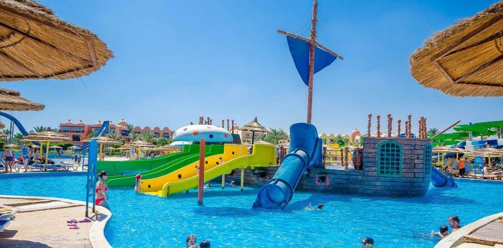 apsistokite TITANIC BEACH SPA & AQUA PARK viešbutyje už gerą kainą.