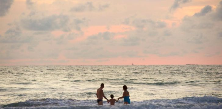 planuoji kelionę į Tailandas? apsistokite 4 viešbutyje KATATHANI PHUKET BEACH RESORT. 