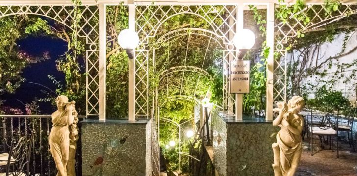 planuoji kelionę į Italija? apsistokite 4 viešbutyje LLOYD'S BAIA HOTEL.
