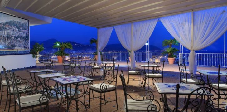 viešbutis LLOYD'S BAIA HOTEL įsikūręs Italija.