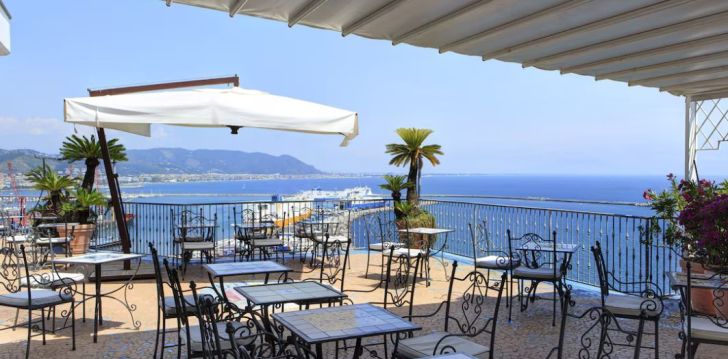 Viešbutis LLOYD'S BAIA HOTEL įsikūręs Italija.