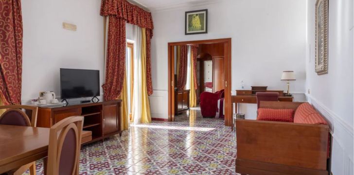 rinkitės viešbutį LLOYD'S BAIA HOTEL kelionei į Italija