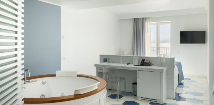 Saulės kupinos atostogos Amalfio pakrantėje, 4* LLOYD’S BAIA HOTEL viešbutyje! 29
