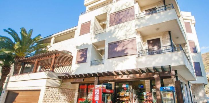 apsistokite APARTMENTS AZUR viešbutyje už gerą kainą.