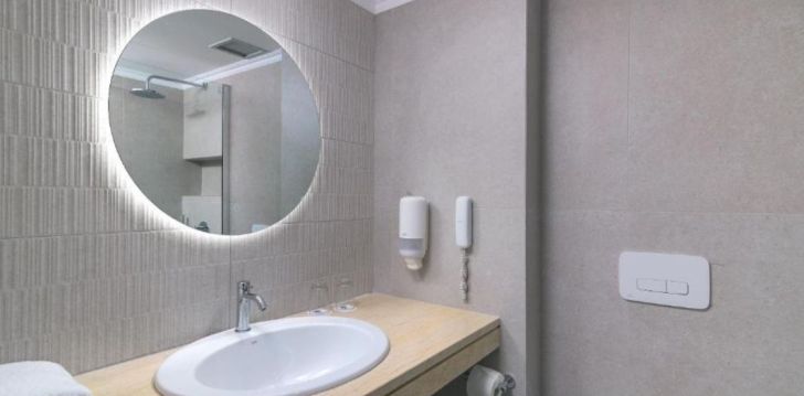 Apsistokite NIRIIDES BEACH HOTEL viešbutyje už gerą kainą.
