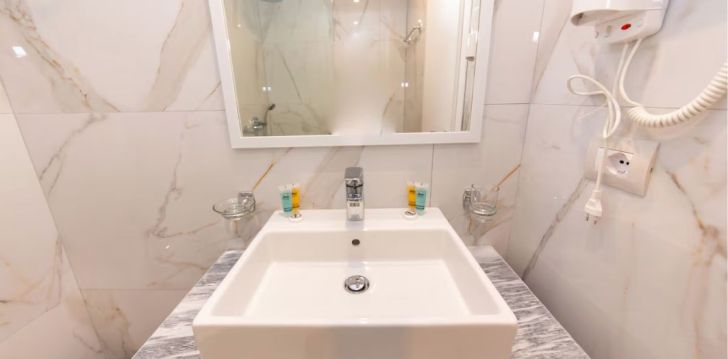 rinkitės viešbutį CLASS HOTEL kelionei į Albanija