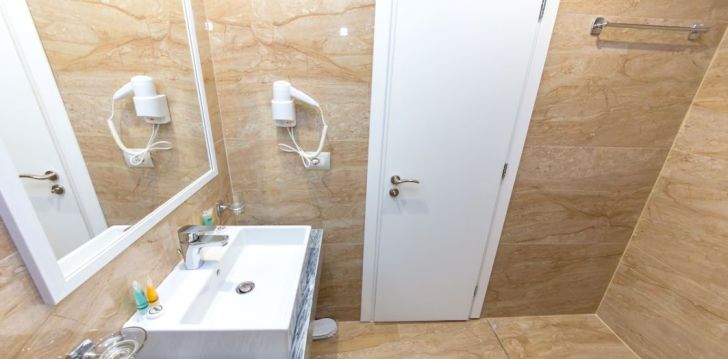 tavęs laukia poilsis Albanija įsikūrusiame CLASS HOTEL