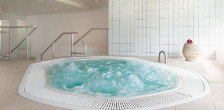 CROWNE PLAZA ZURICH - klientų vertinamas, kaip geras kainos ir kokybės santykis. 
