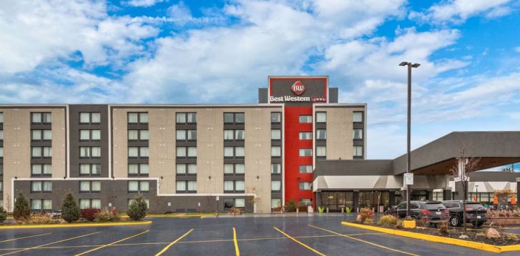 Apsistokite BEST WESTERN PLUS TORONTO NORTH YORK HOTEL & SUITES viešbutyje už gerą kainą. 