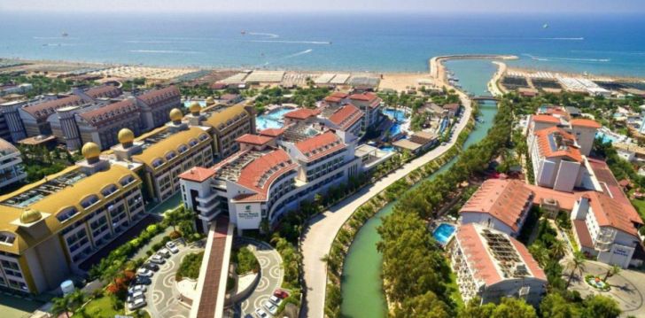 Apsistokite SUNIS EVREN BEACH RESORT HOTEL & SPA viešbutyje už gerą kainą. 