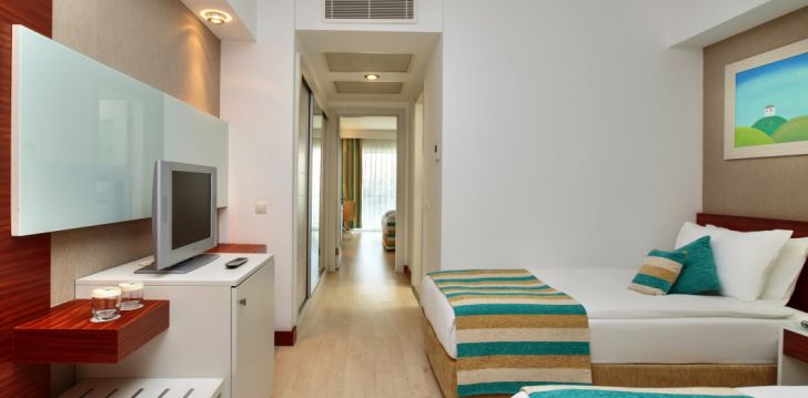Apsistokite SUNIS EVREN BEACH RESORT HOTEL & SPA viešbutyje už gerą kainą.