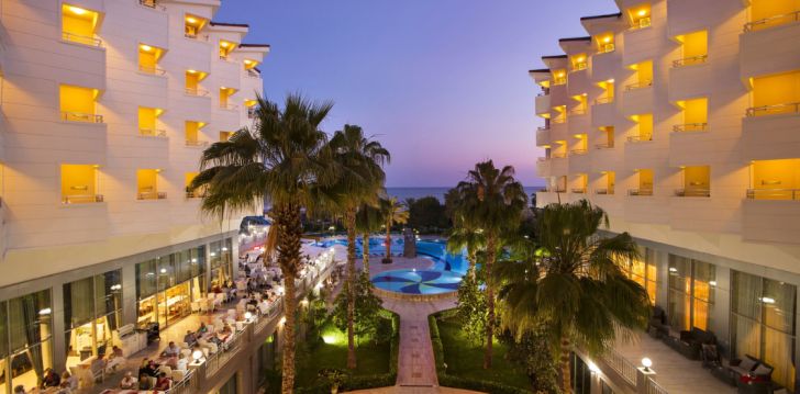 Apsistokite TERRACE BEACH RESORT HOTEL viešbutyje už gerą kainą.
