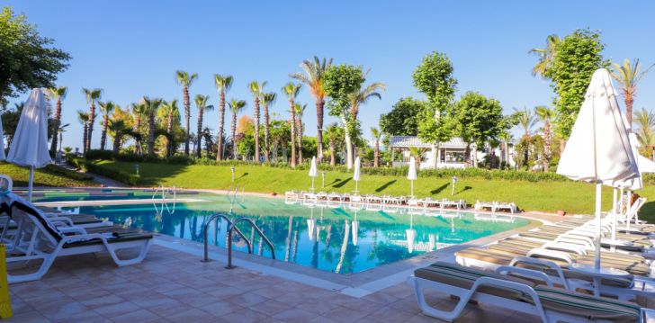 Apsistokite QUEENS PARK LE JARDIN RESORT viešbutyje už gerą kainą.