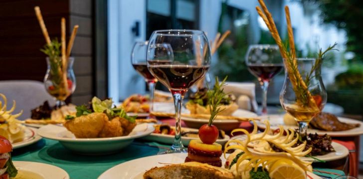 Apsistokite SUNLAND RESORT HOTEL viešbutyje už gerą kainą. 