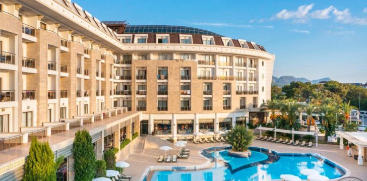 Apsistokite SUNLAND RESORT HOTEL viešbutyje už gerą kainą.