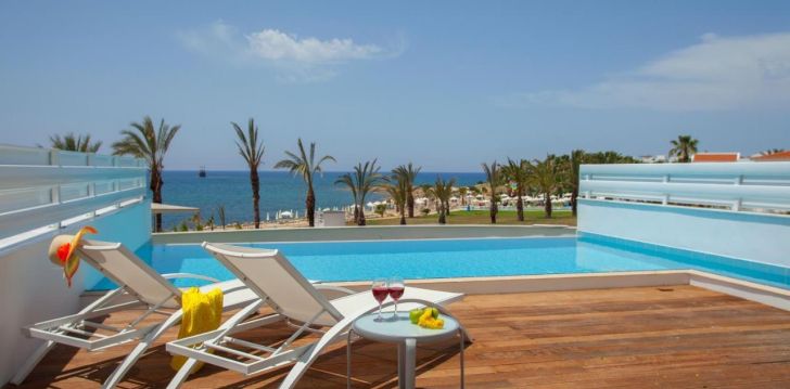 apsistokite KING EVELTHON BEACH HOTEL & RESORT viešbutyje už gerą kainą.