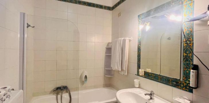 Viešbutis BAY PALACE įsikūręs Italija.