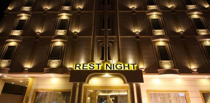 Apsistokite REST NIGHT HOTEL SUITES AL HAMRA viešbutyje už gerą kainą. 