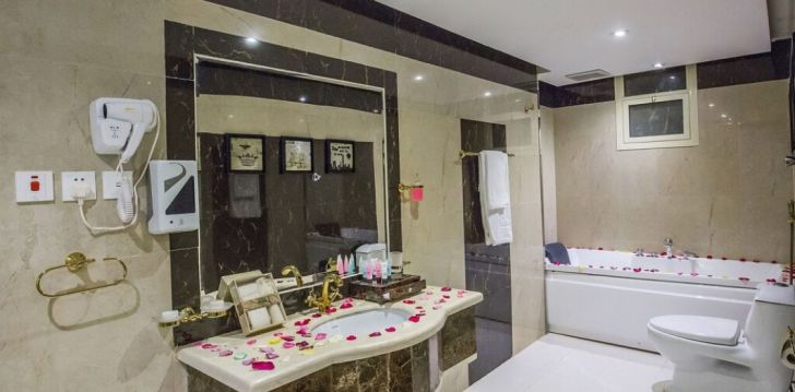 Apsistokite REST NIGHT HOTEL SUITES AL HAMRA viešbutyje už gerą kainą.