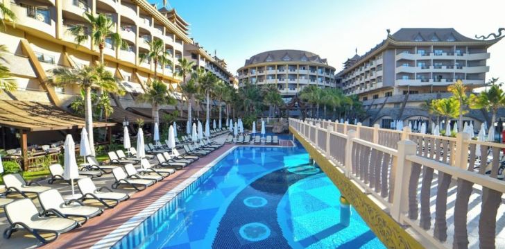 Apsistokite ROYAL DRAGON HOTEL viešbutyje už gerą kainą.