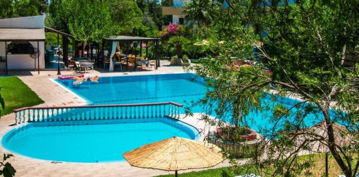 Apsistokite ACHOUSA HOTEL viešbutyje už gerą kainą. 