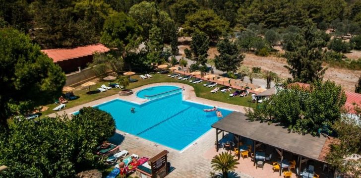 Apsistokite ACHOUSA HOTEL viešbutyje už gerą kainą.