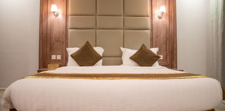Apsistokite AREEN AL BASATEEN HOTEL viešbutyje už gerą kainą.