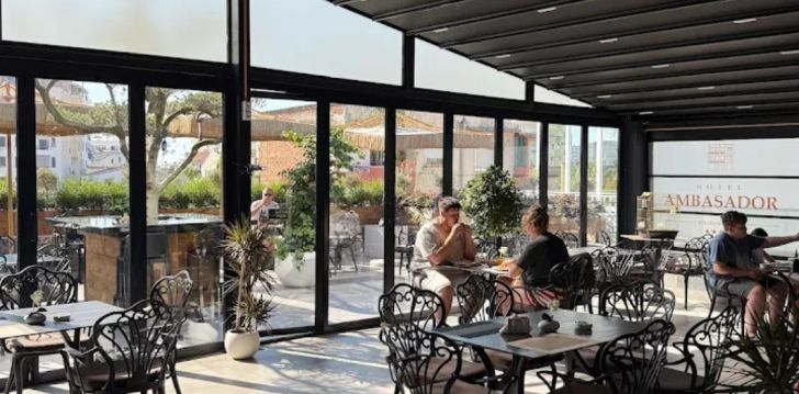 Viešbutis AMBASADOR HOTEL įsikūręs Albanija.