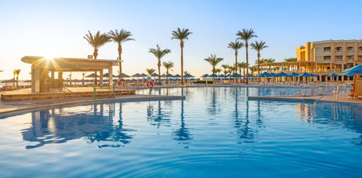 Apsistokite BEACH ALBATROS RESORT viešbutyje už gerą kainą. 