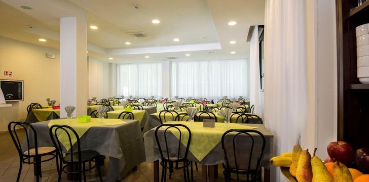 Viešbutis HOTEL SCARLET įsikūręs Italija.