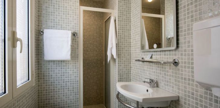Viešbutis HOTEL SCARLET įsikūręs Italija. 