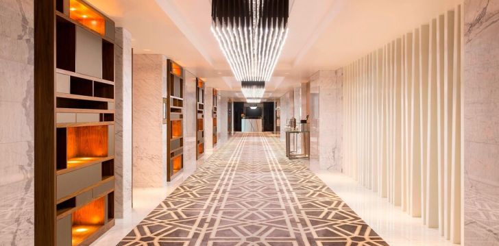 Tavęs laukia poilsis JAE įsikūrusiame SHERATON GRAND HOTEL DUBAI