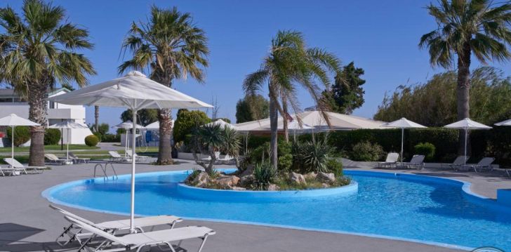 Apsistokite BLUE BAY BEACH RESORT viešbutyje už gerą kainą. 