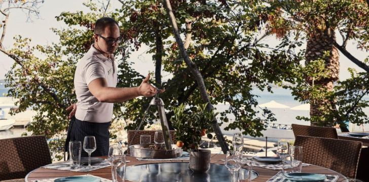Jaukus viešbutis KONTOKALI BAY RESORT & SPA, jūsų atostogoms