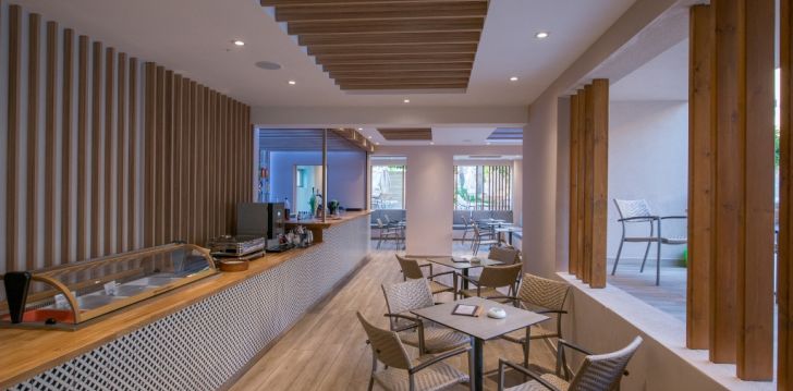 Apsistokite CACTUS BEACH HOTEL & BUNGALOWS viešbutyje už gerą kainą.