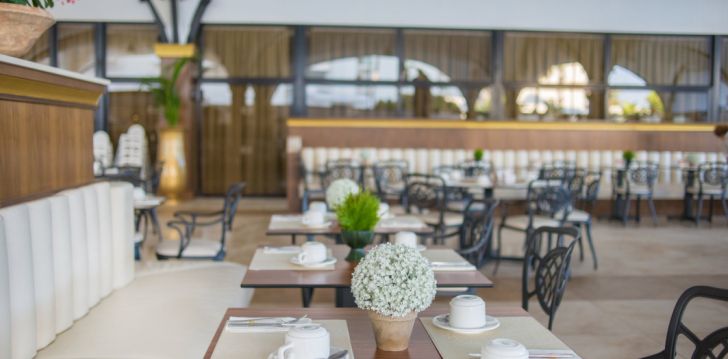 Viešbutis ADAMS BEACH HOTEL įsikūręs Kipras. 