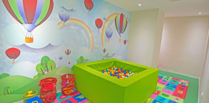 Apsistokite ADAMS BEACH HOTEL viešbutyje už gerą kainą. 