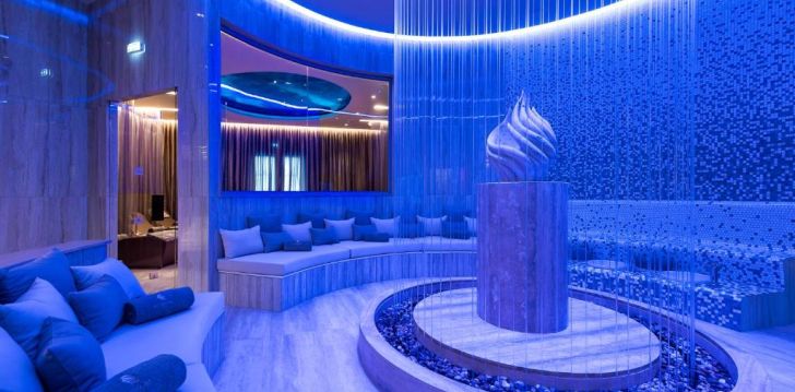 Apsistokite ADAMS BEACH HOTEL viešbutyje už gerą kainą.
