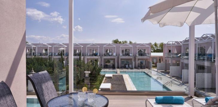 Tavęs laukia poilsis Graikija įsikūrusiame SANDY VILLAS RESORT
