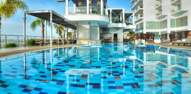 Apsistokite VASSOS NISSI PLAGE HOTEL viešbutyje už gerą kainą.