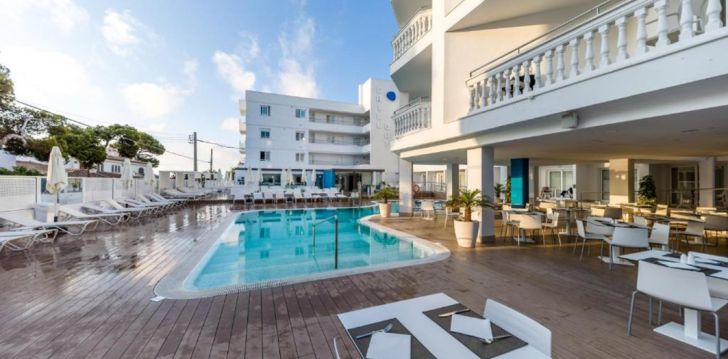 Apsistokite WELIKE TRITON BEACH HOTEL viešbutyje už gerą kainą.